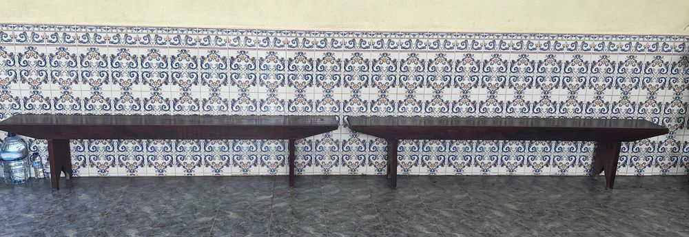 Bancos de madeira em bom estado