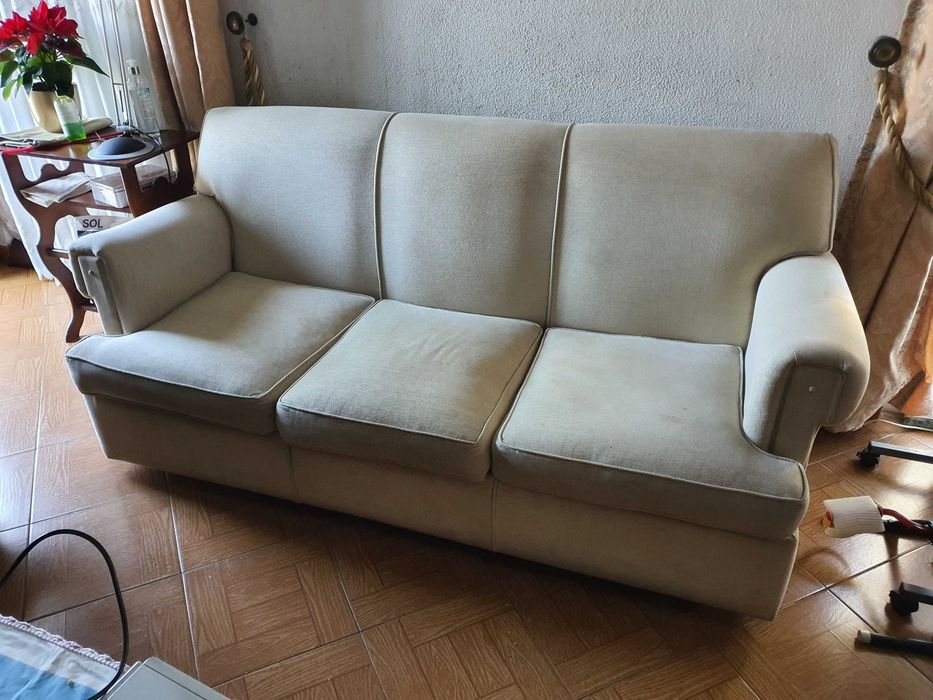 Sofa cama e Maple cor creme em bom estado