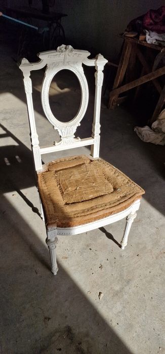 Várias cadeiras para recuperar