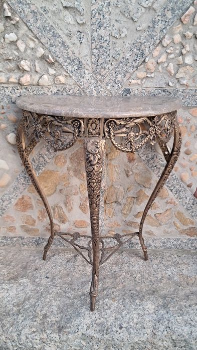 Mesa em ferro e tampo de pedra