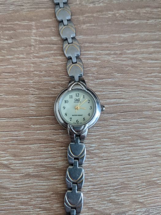 Жіночий годинник Q&Q Quartz