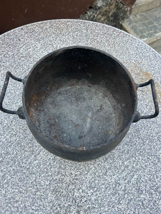 Panela / Pote Antigo em Ferro Fundido com Duas Pegas (Sem Pés) – Peça Etnográfica / Decorativa