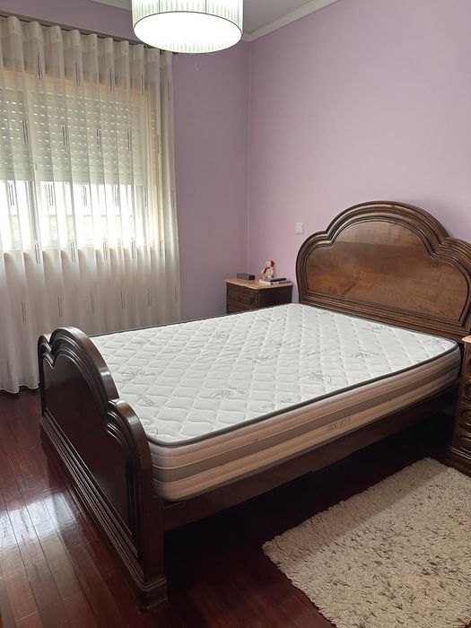 Cama de casal em madeira