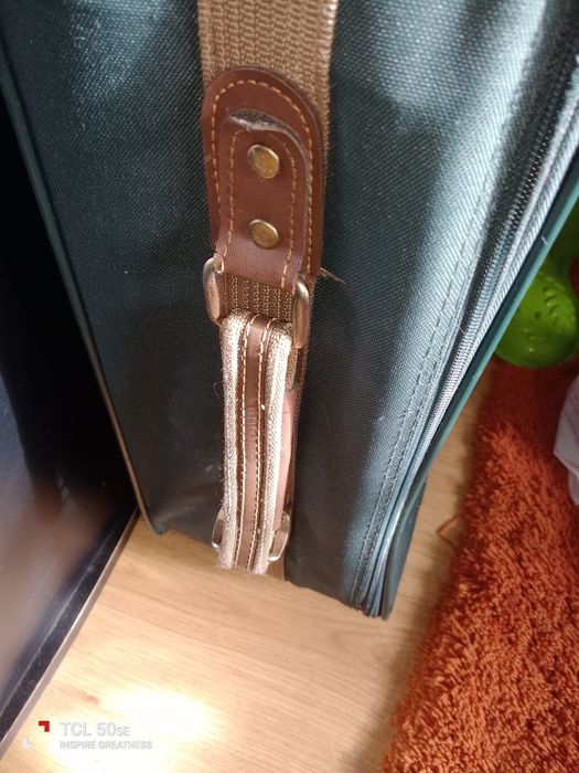 Mala de viagem em estado razoável tem algumas marcas de uso.