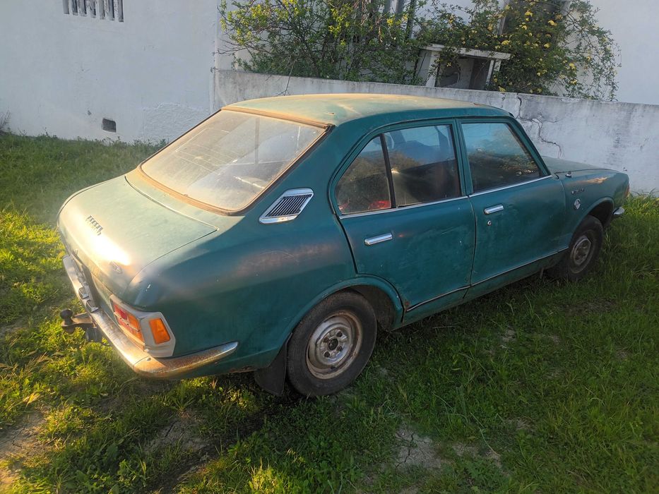 Toyota Corolla 1973 - Viatura para restaurar