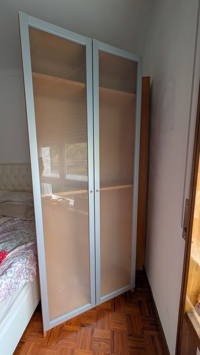 Armário com parteleiras ikea