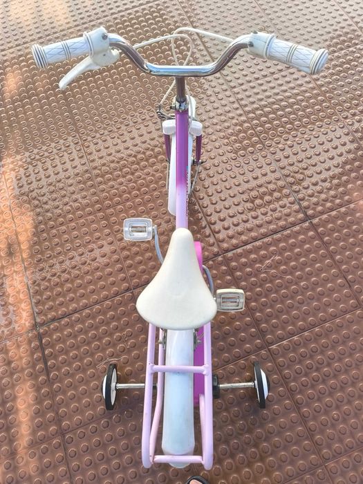 bicicleta antiga de criança com rodas de apoio