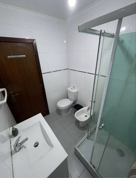 Uma cama em apartamento