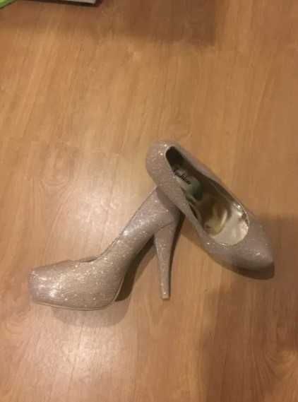 sapatos dourados novos