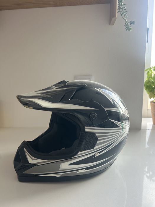 Capacete preto e branco