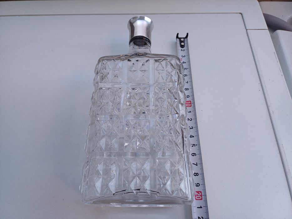 2 garrafas antigas de vidro para licores, whisky, etc.