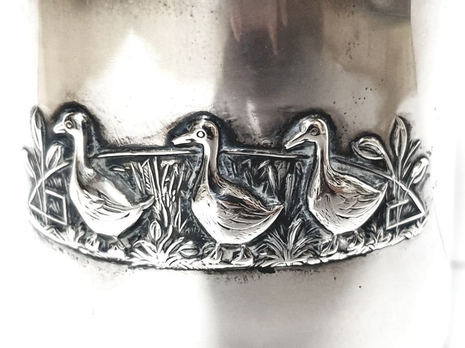 Lindo copo de criança "3 patinhos gansos" em prata contrastada