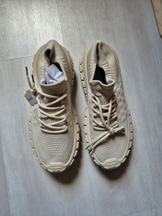 Продам нові кросівки