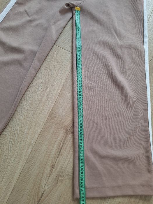 Трикотажные широкие штаны и свитшот.