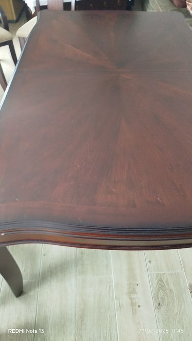 Mesa de sala de jantar com cadeiras