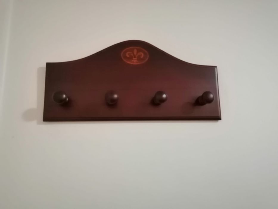 Cabide de parede em madeira