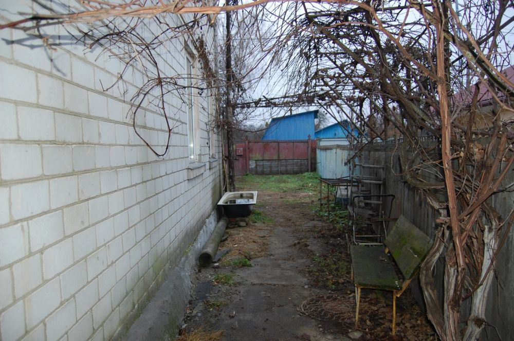 Продам 1/2 будинку та 5сот.земельна ділянка .