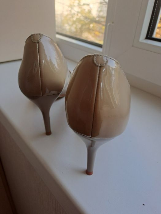 Лакові бежеві туфельки. 39 розмір