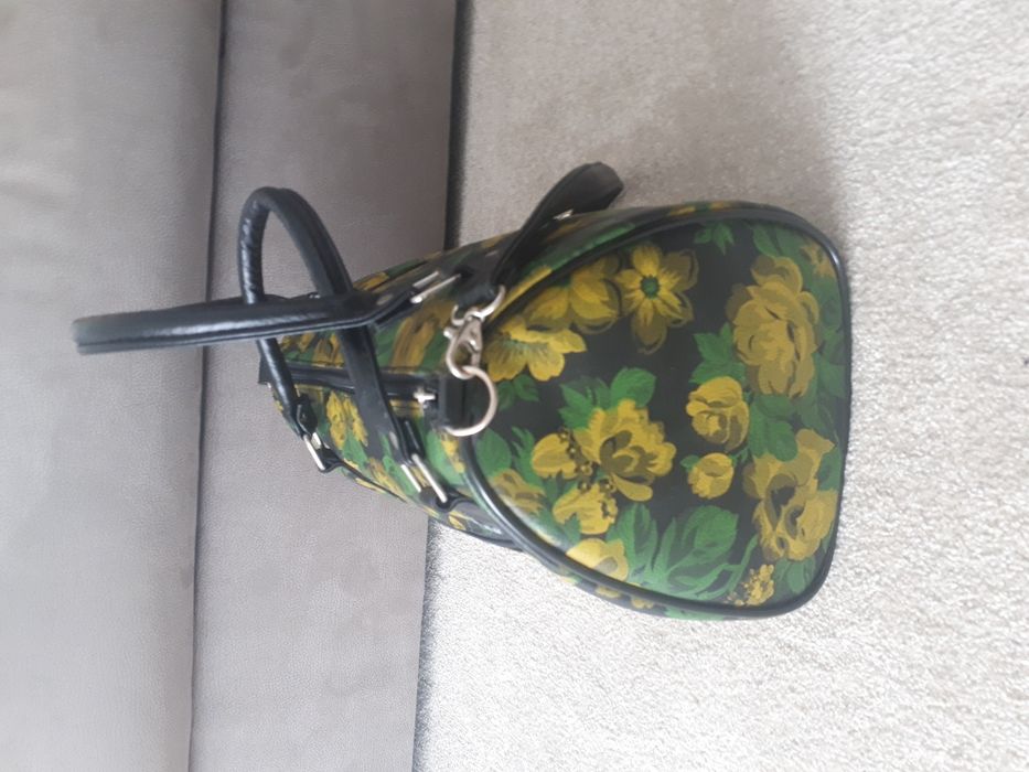 Mala preta com motivo florar Nova