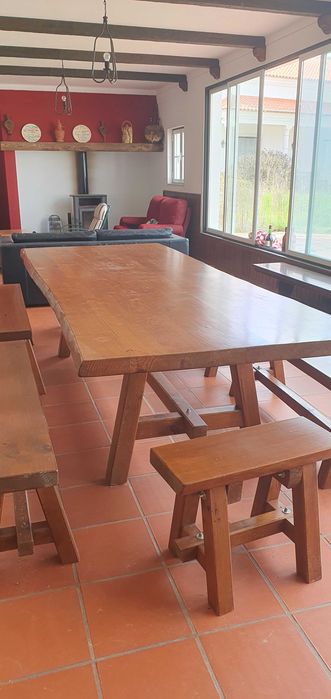 Mesa rústica com bancos