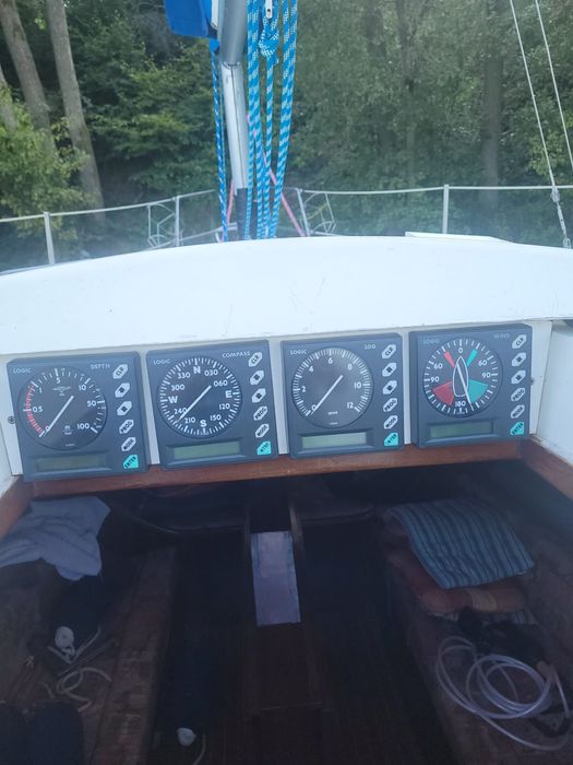 Yacht Tango Family 780 z przyczepą.