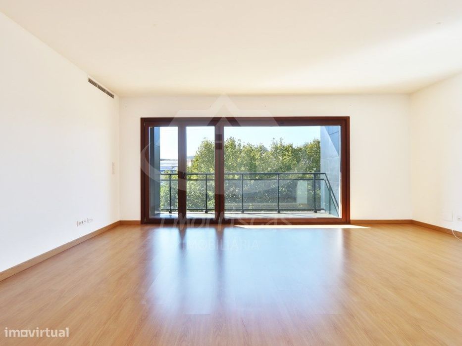 Apartamento T3 com box no Condomínio Blue Garden, em Sacavém