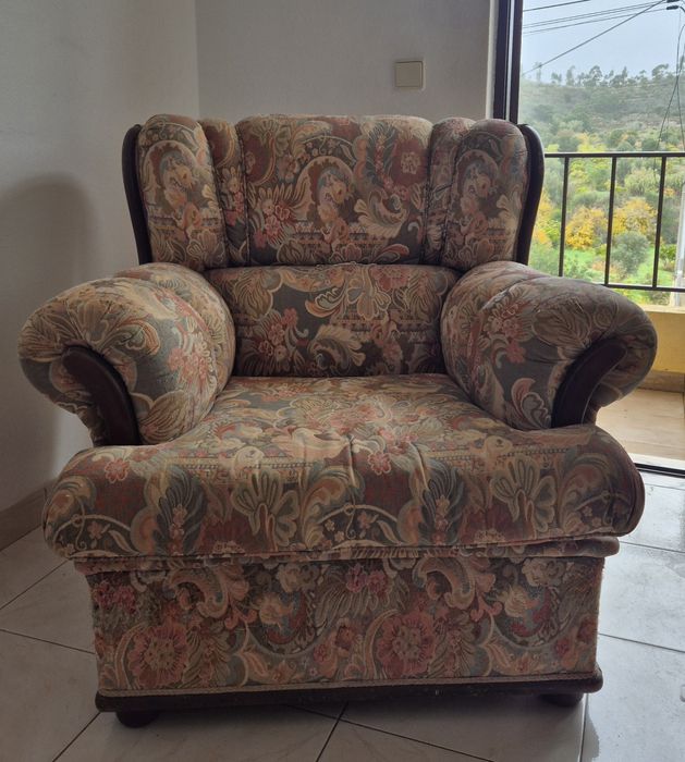 Sofá-cama de 3 lugares + 2 cadeirões – conjunto completo