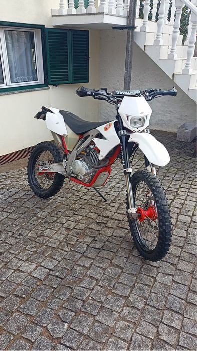 Vendo ou troco AJP PR3 125