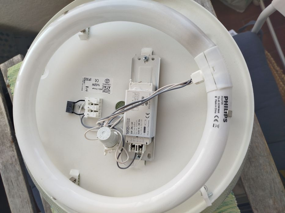 Luminária de teto  Philips MASTER TL-E 32W/865. 
Lâmpada: Fluorescente circular de 32W com diâmetro de tubo de 29