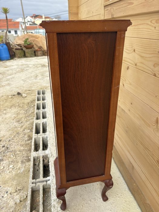 Móvel estilo clássico em madeira maciça