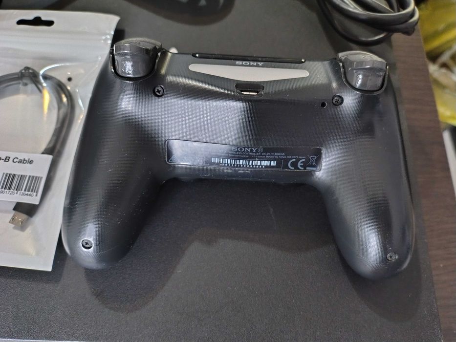 Sony PlayStation 4 Pro 1TB CUH-7116B + dualshock v2