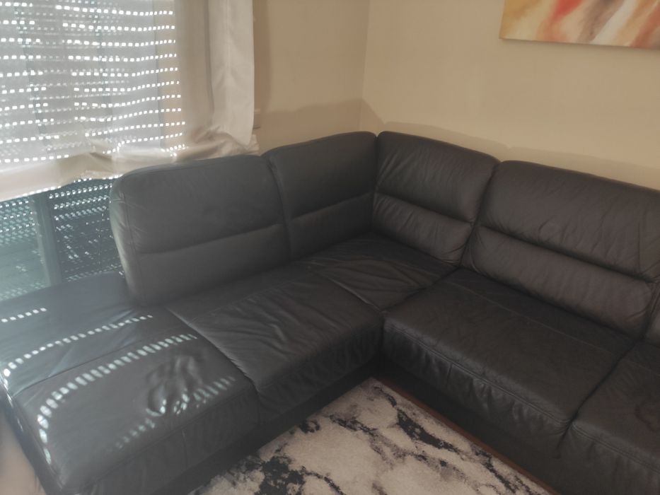 Sofá cama em pele preta