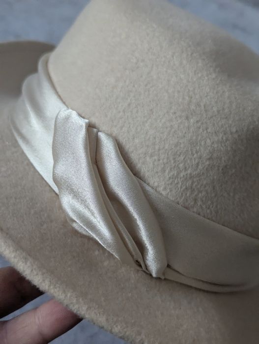 Kapelusz w filcu wełnianego jasny beż elegancki