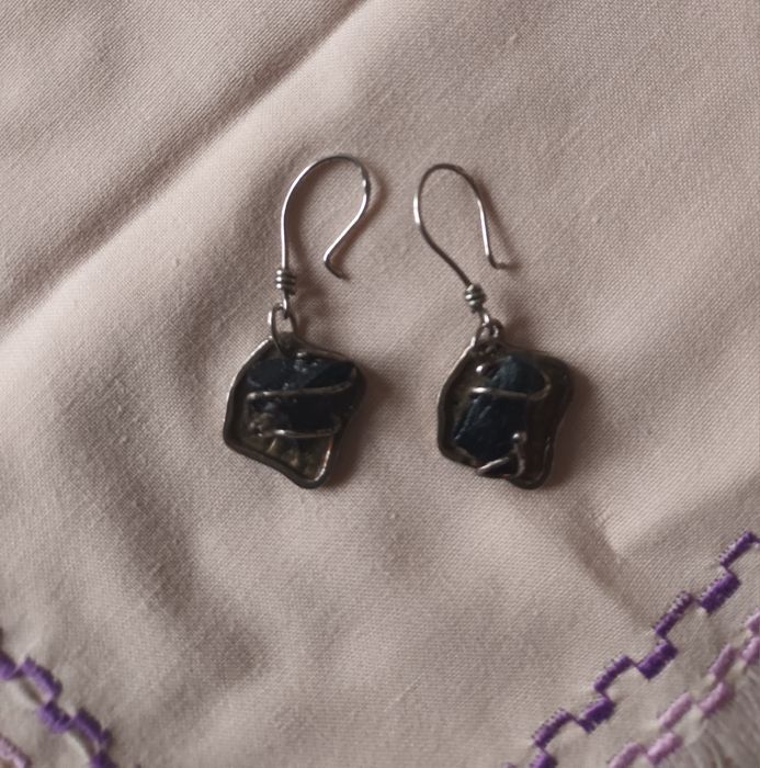 Brincos de prata e basalto