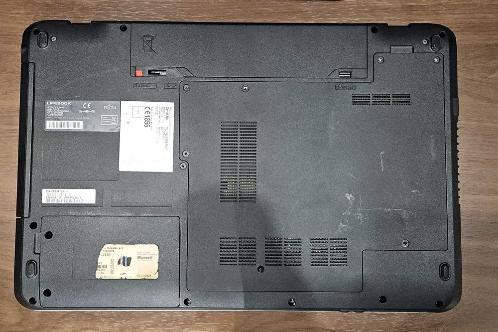 Ноутбук Fujitsu AH512  Intel Celeron B830 (1.8 ГГц) / RAM 4 ГБ