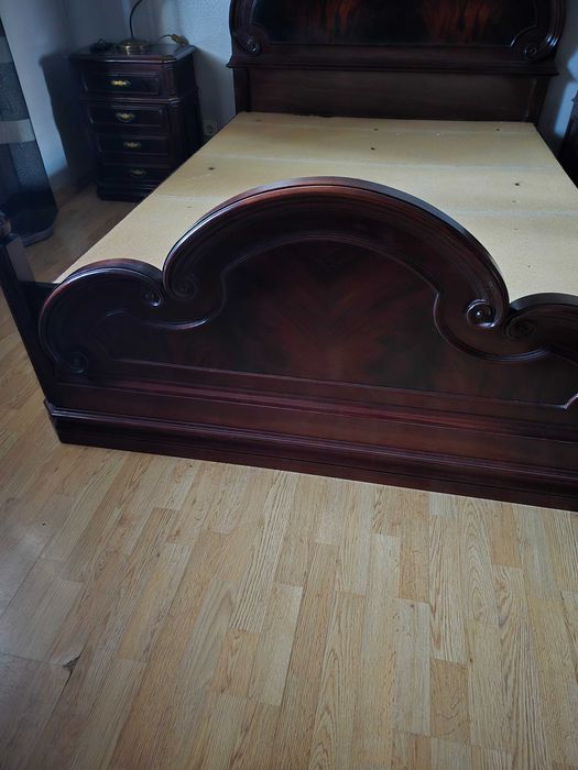 Cama de casal com mesas de cabeceira