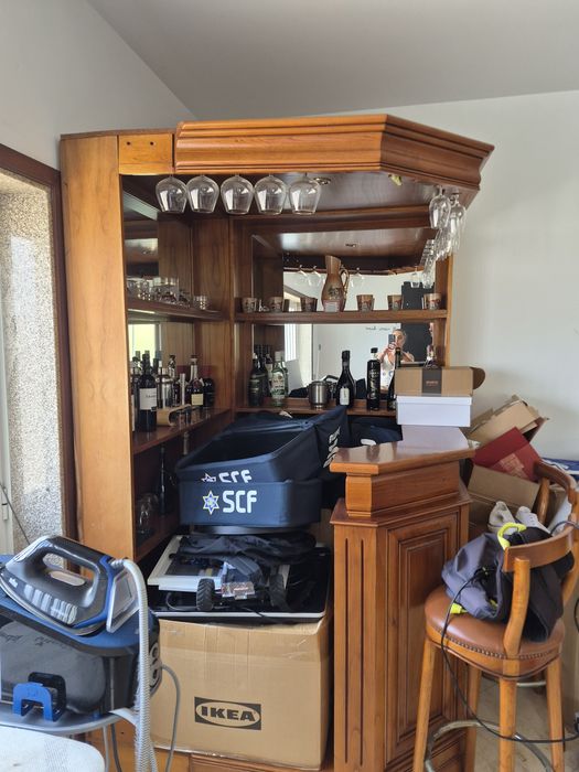 Bar grande em muito bom estado , material de qualidade