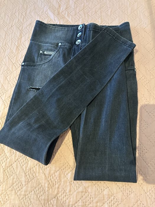Freddy jeans rozmiar S push up modelujące z przetarciami i dziurami