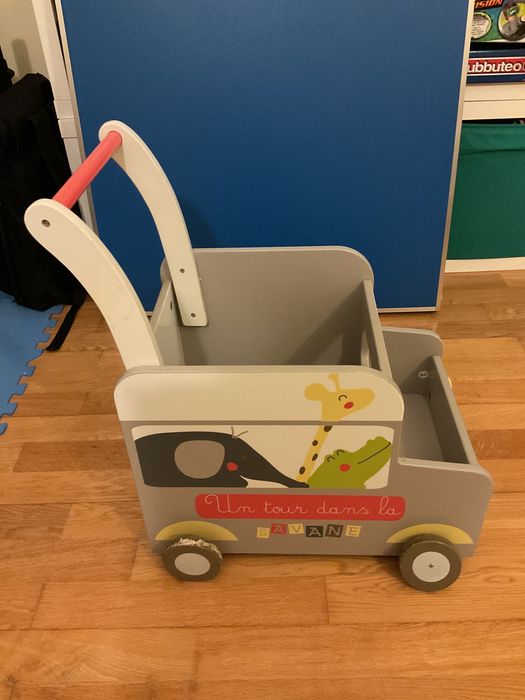 Caixa para brinquedos em forma de carro