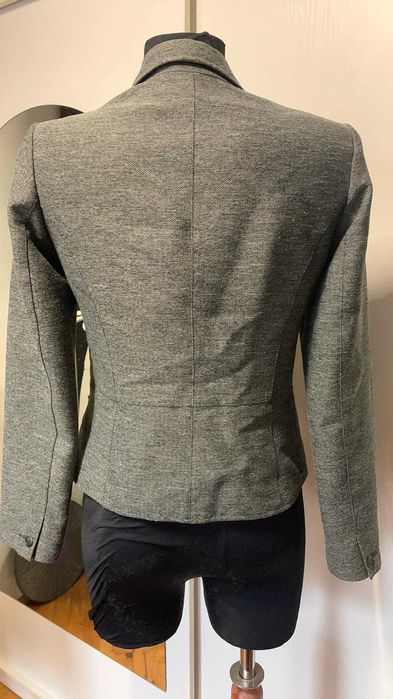 Szary żakiet w drobną jodełkę