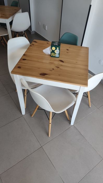 Conjunto de Mesa e Cadeiras para Café / Restaurante - Excelente Estado