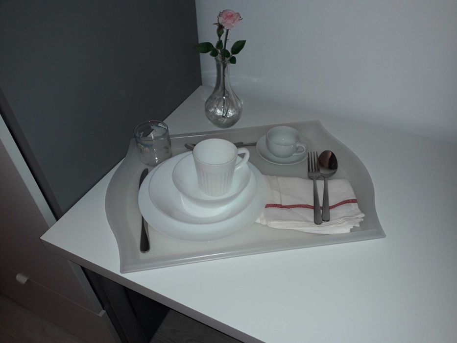 Alugo Quarto  equipado com frigorífico e TV LED no interior