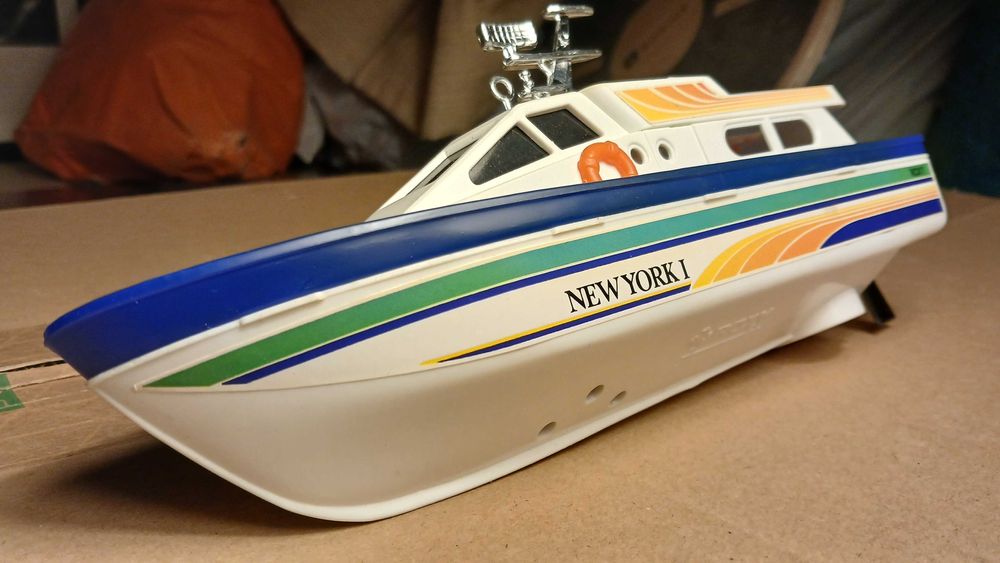 Brinquedos vintage: Submarino c/ telecomando, + duas embarcações iate.