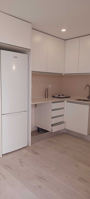 Arrendamento T3 duplex - cozinha semi-equipada, sem mobília, com logradouro e parqueamento - Alhos Vedros