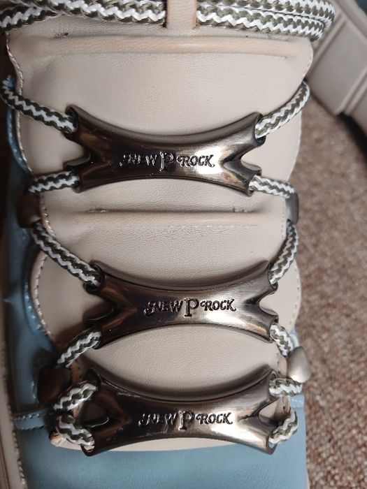 Продам стильні кросівки