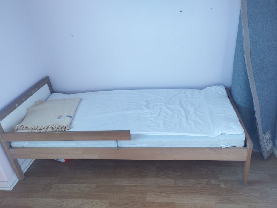 Cama de criança e colchão  em bom estado
