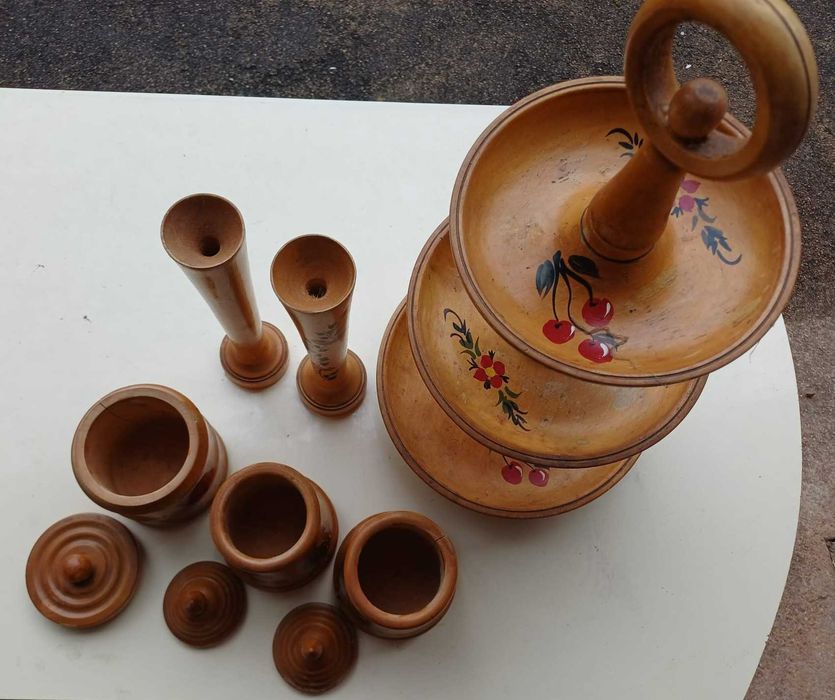 Fruteira e outros utensílios de cozinha, em madeira torneada e decorada