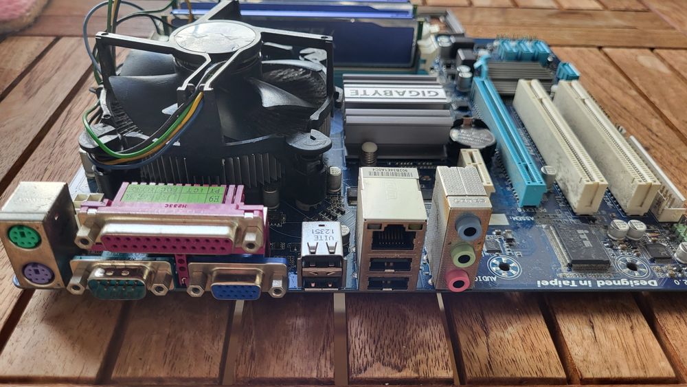 GIGABYTE GA-G41M com Intel Core2 Quad 2.6 Q9450 com 8Gb RAM DDR3