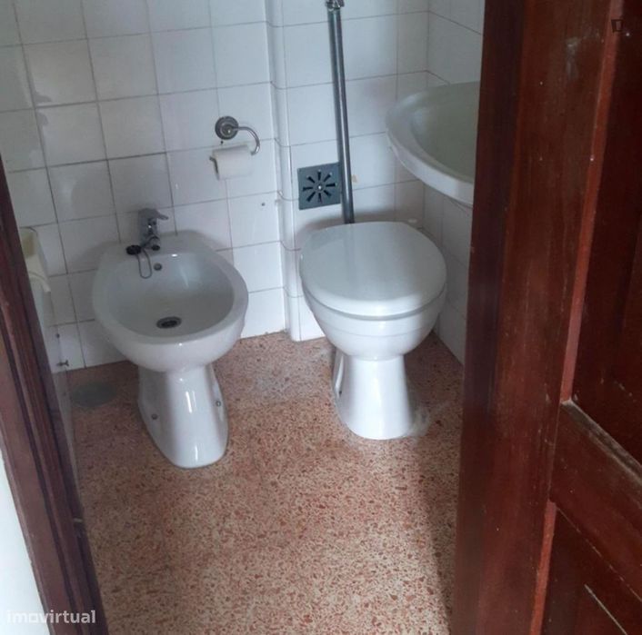 Quarto - localizado em Campolide Lisbon