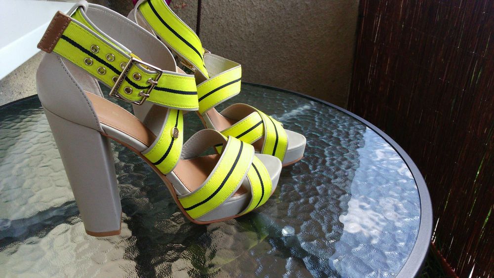 Sandały Tommy Hilfiger na słupku